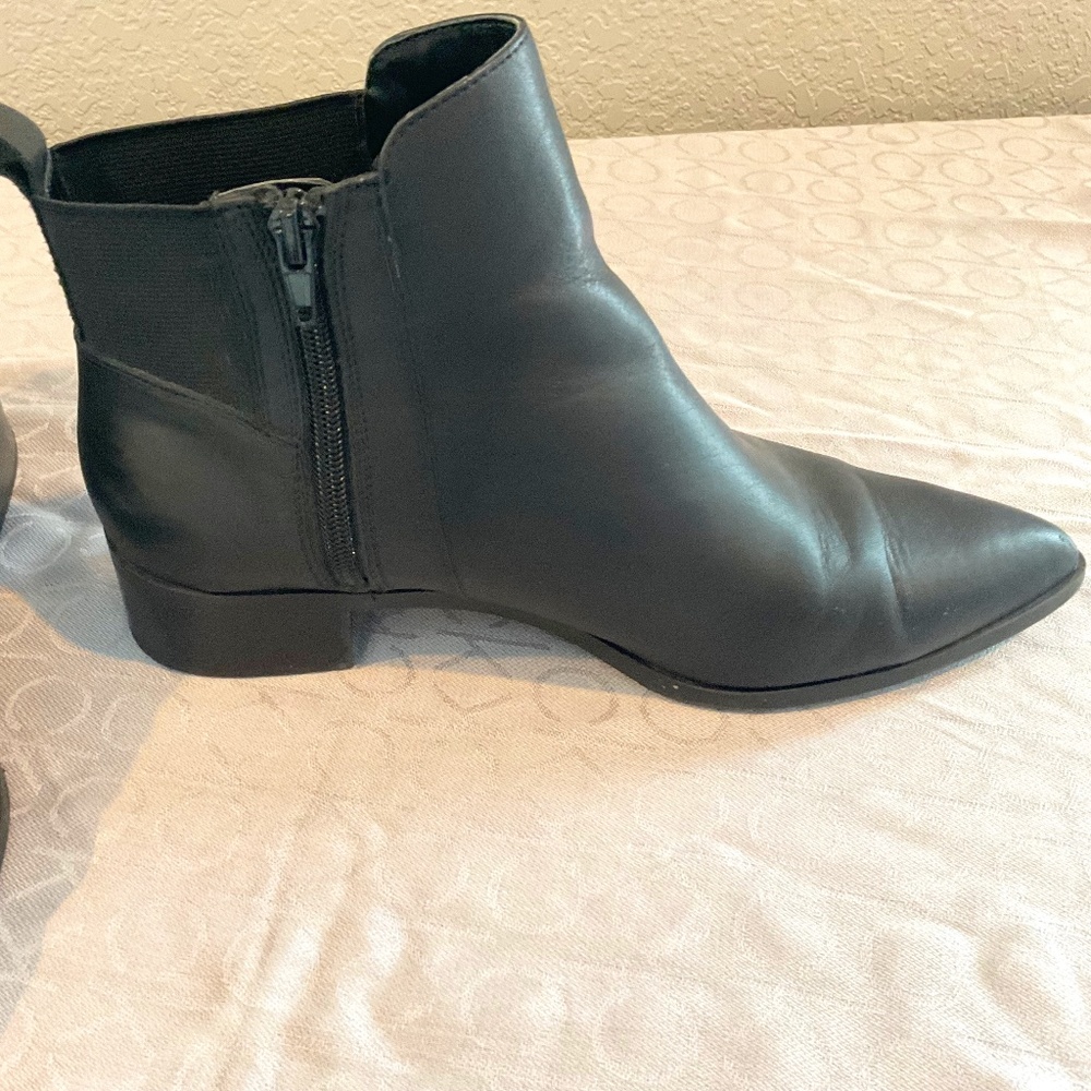 Black leather Crown Leather Bootie